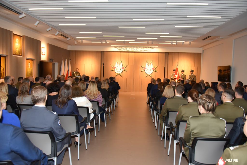 Relacja z Inauguracji Roku Akademickiego 2024/2025 w WIM-PIB. Uczestnicy inauguracji siedzą i słuchają wykładu.