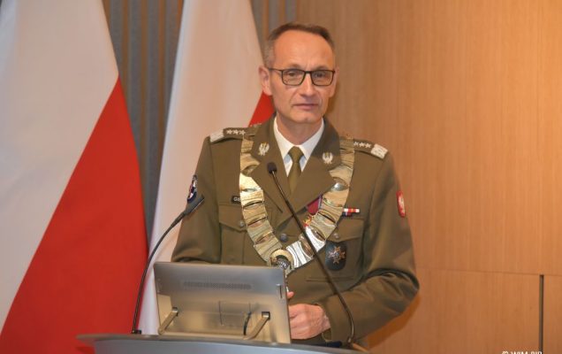 Relacja z Inauguracji Roku Akademickiego 2024/2025 w WIM-PIB. Gen. broni prof. dr hab. n. med. Grzegorz Gielerak prowadzi Inaugurację Roku Akademickiego 2024/2025.