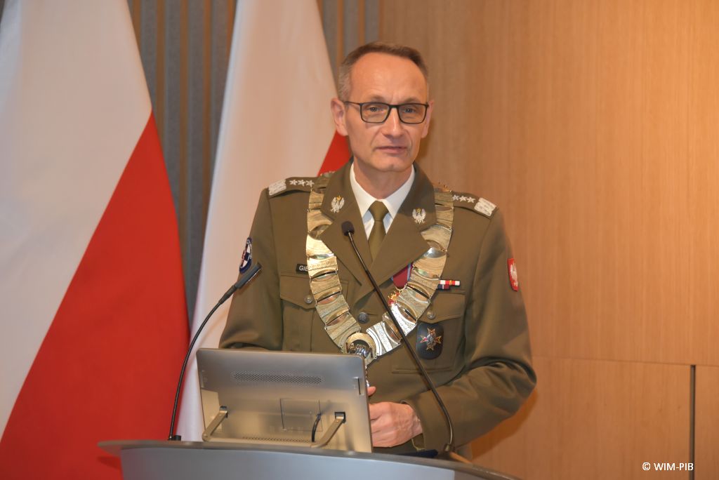 Relacja z Inauguracji Roku Akademickiego 2024/2025 w WIM-PIB. Gen. broni prof. dr hab. n. med. Grzegorz Gielerak prowadzi Inaugurację Roku Akademickiego 2024/2025.