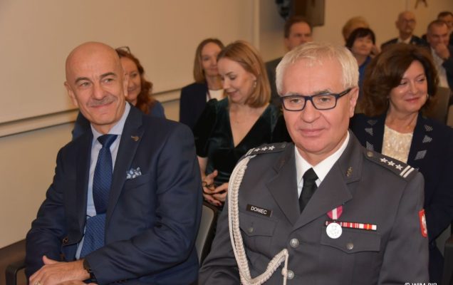 Relacja z Inauguracji Roku Akademickiego 2024/2025 w WIM-PIB. Uczestnicy inauguracji siedzą i słuchają wykładu.
