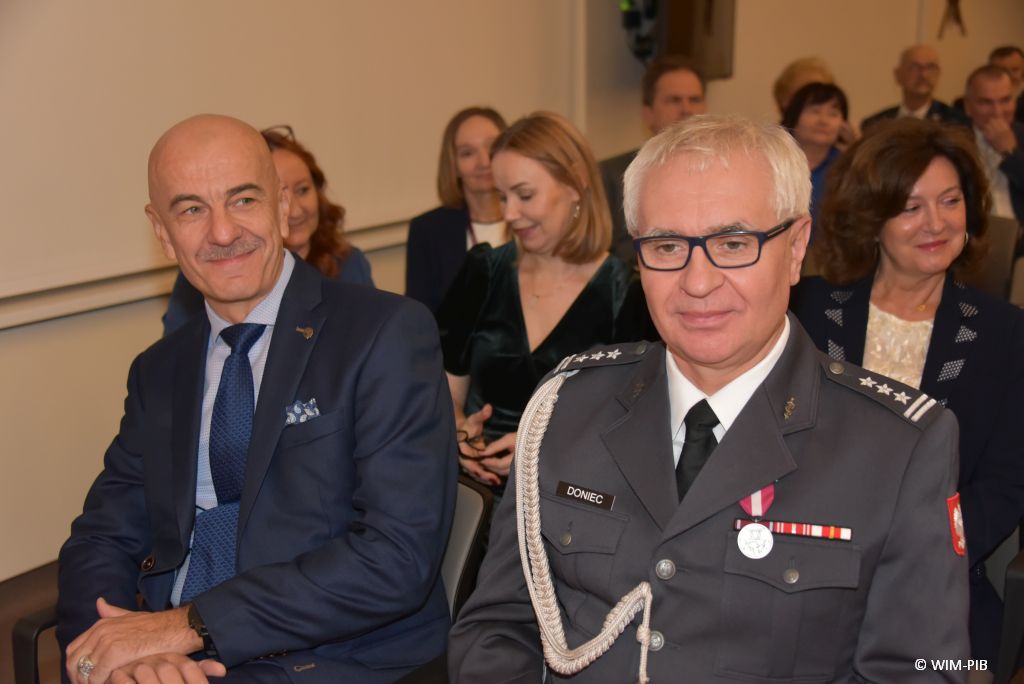 Relacja z Inauguracji Roku Akademickiego 2024/2025 w WIM-PIB. Uczestnicy inauguracji siedzą i słuchają wykładu.