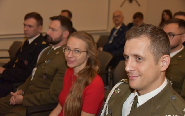 Relacja z Inauguracji Roku Akademickiego 2024/2025 w WIM-PIB. Uczestnicy inauguracji siedzą i słuchają wykładu.