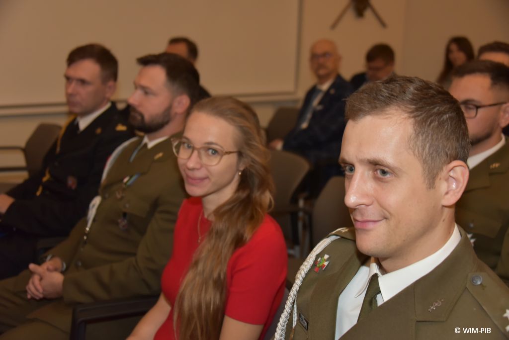 Relacja z Inauguracji Roku Akademickiego 2024/2025 w WIM-PIB. Uczestnicy inauguracji siedzą i słuchają wykładu.