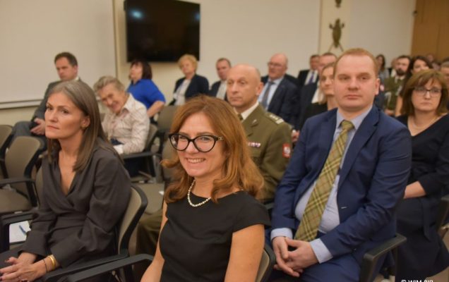 Relacja z Inauguracji Roku Akademickiego 2024/2025 w WIM-PIB. Uczestnicy inauguracji siedzą i słuchają wykładu.