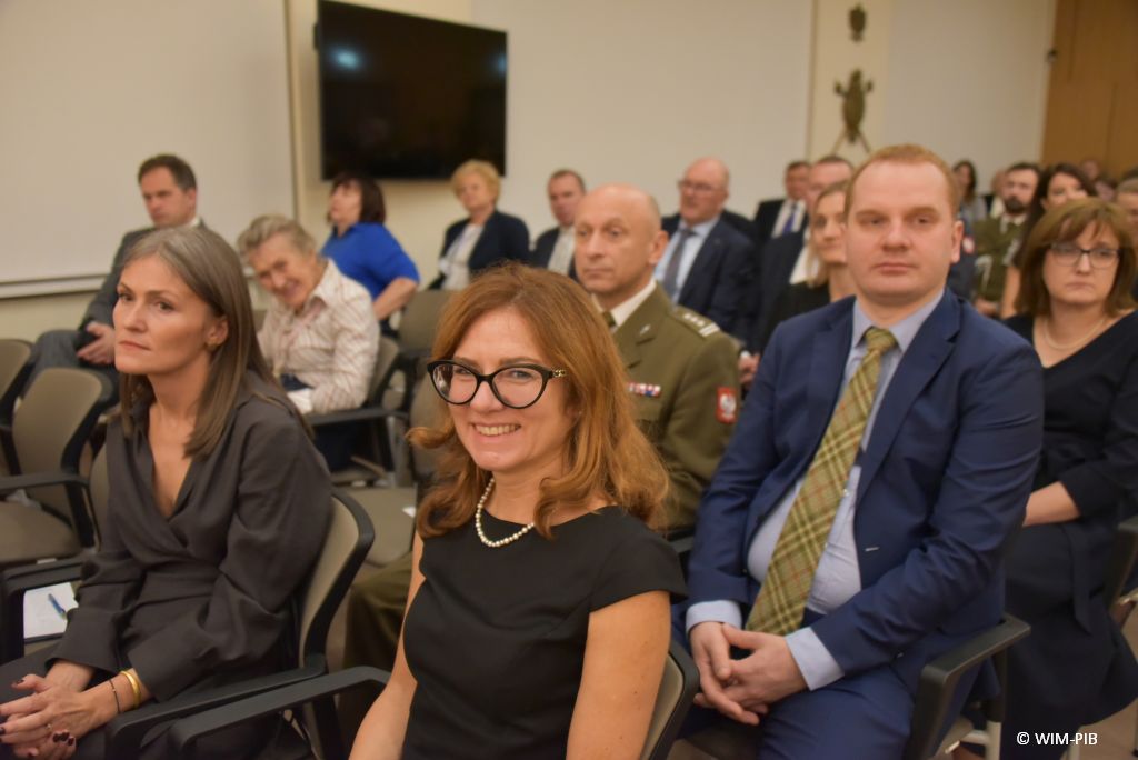 Relacja z Inauguracji Roku Akademickiego 2024/2025 w WIM-PIB. Uczestnicy inauguracji siedzą i słuchają wykładu.