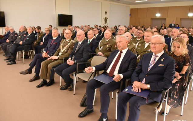 Relacja z Inauguracji Roku Akademickiego 2024/2025 w WIM-PIB. Uczestnicy inauguracji siedzą i słuchają wykładu.