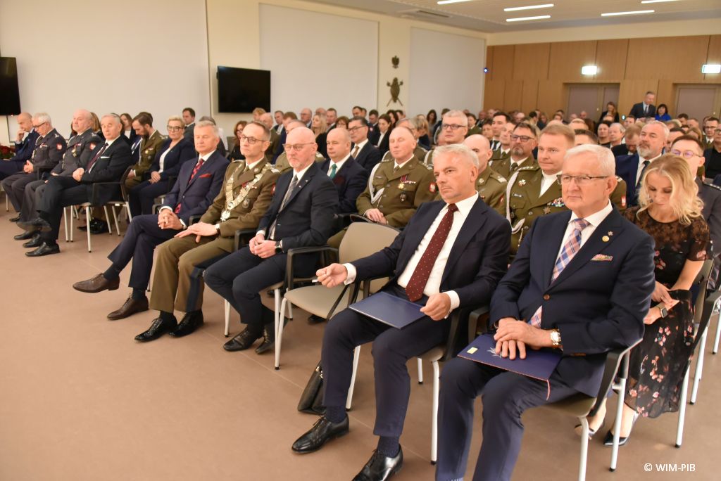 Relacja z Inauguracji Roku Akademickiego 2024/2025 w WIM-PIB. Uczestnicy inauguracji siedzą i słuchają wykładu.
