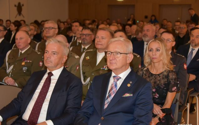 Relacja z Inauguracji Roku Akademickiego 2024/2025 w WIM-PIB. Uczestnicy inauguracji siedzą i słuchają wykładu.