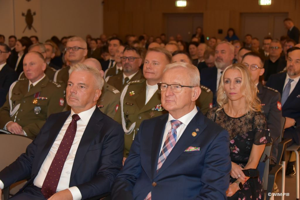 Relacja z Inauguracji Roku Akademickiego 2024/2025 w WIM-PIB. Uczestnicy inauguracji siedzą i słuchają wykładu.