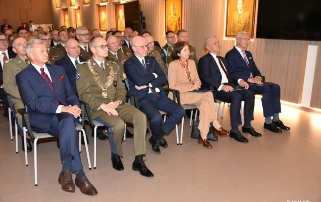 Relacja z Inauguracji Roku Akademickiego 2024/2025 w WIM-PIB. Uczestnicy inauguracji siedzą i słuchają wykładu.