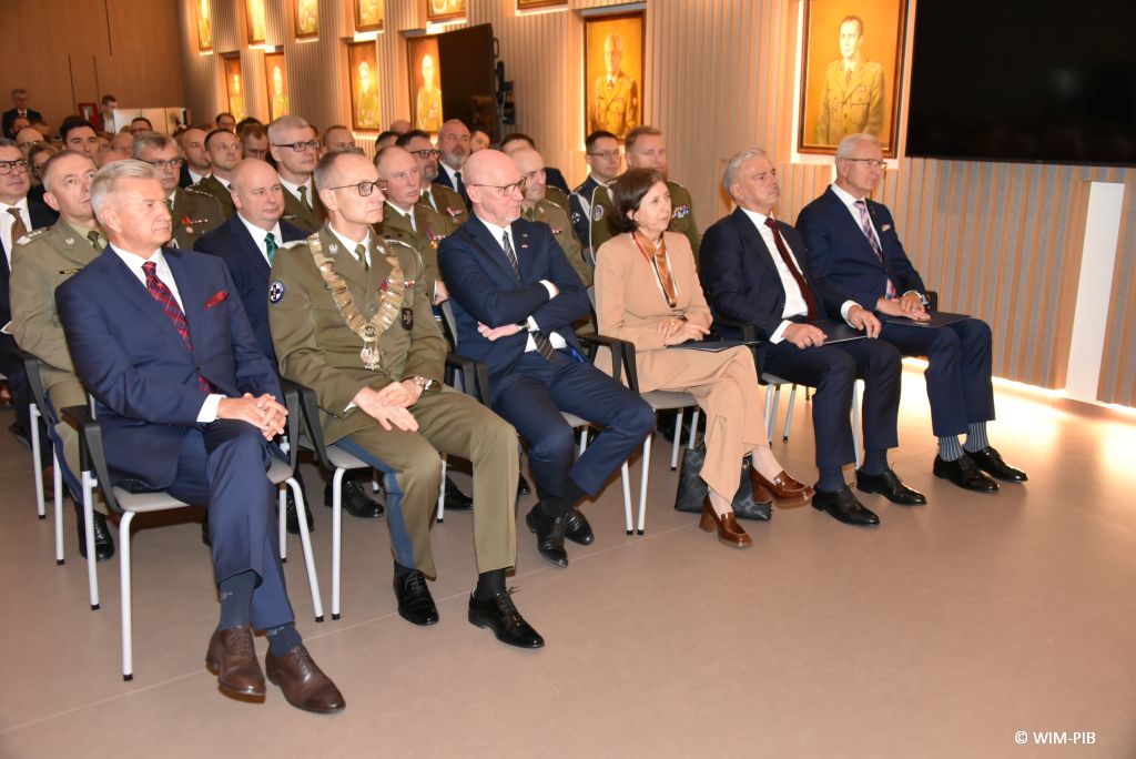 Relacja z Inauguracji Roku Akademickiego 2024/2025 w WIM-PIB. Uczestnicy inauguracji siedzą i słuchają wykładu.