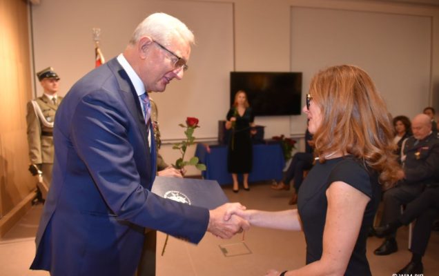 Relacja z Inauguracji Roku Akademickiego 2024/2025 w WIM-PIB. Wręczanie dyplomu doktora habilitowanego.
