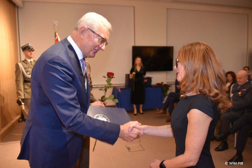 Relacja z Inauguracji Roku Akademickiego 2024/2025 w WIM-PIB. Wręczanie dyplomu doktora habilitowanego.