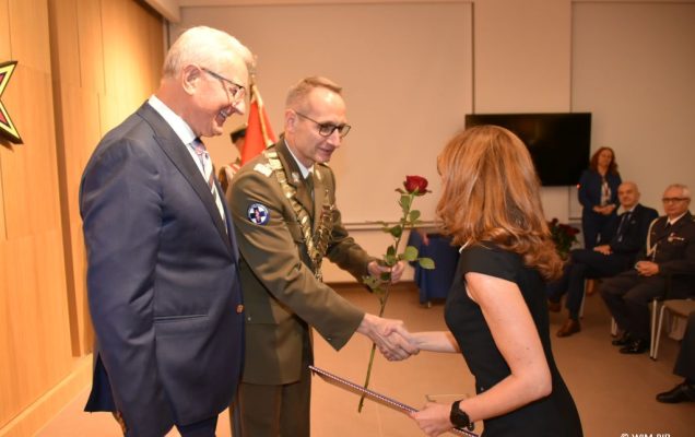 Relacja z Inauguracji Roku Akademickiego 2024/2025 w WIM-PIB. Wręczanie dyplomu doktora habilitowanego.