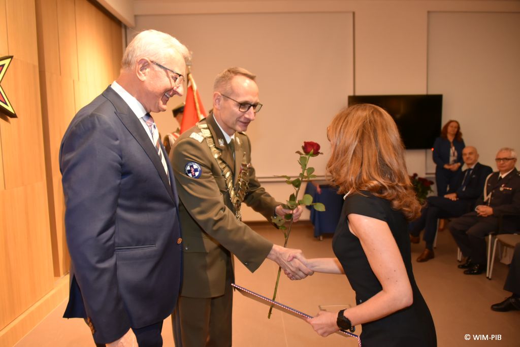 Relacja z Inauguracji Roku Akademickiego 2024/2025 w WIM-PIB. Wręczanie dyplomu doktora habilitowanego.