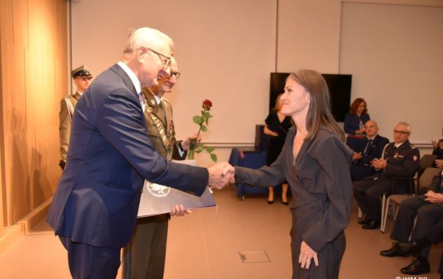 Relacja z Inauguracji Roku Akademickiego 2024/2025 w WIM-PIB. Wręczanie dyplomu doktora habilitowanego.