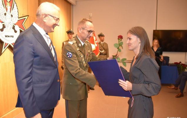 Relacja z Inauguracji Roku Akademickiego 2024/2025 w WIM-PIB. Wręczanie dyplomu doktora habilitowanego.