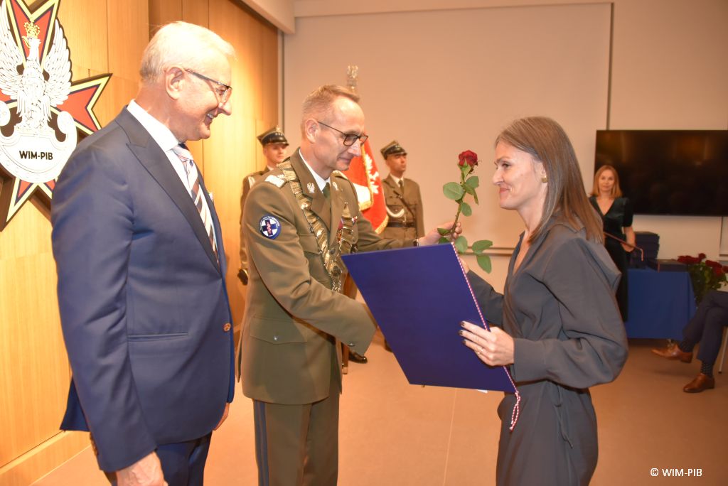 Relacja z Inauguracji Roku Akademickiego 2024/2025 w WIM-PIB. Wręczanie dyplomu doktora habilitowanego.