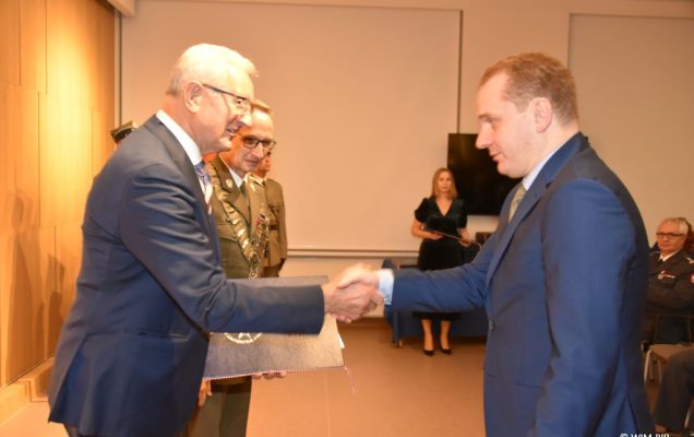 Relacja z Inauguracji Roku Akademickiego 2024/2025 w WIM-PIB. Wręczanie dyplomu doktora habilitowanego.