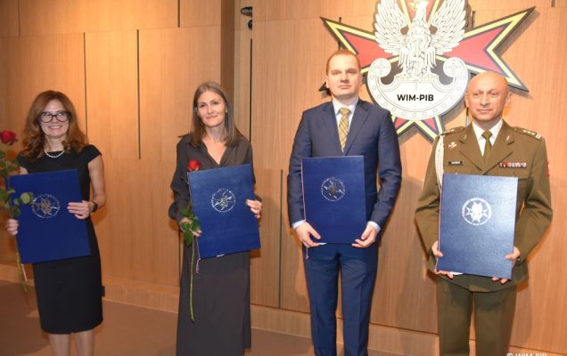 Relacja z Inauguracji Roku Akademickiego 2024/2025 w WIM-PIB. Zdjęcie grupowe doktorów habilitowanych z dyplomami.