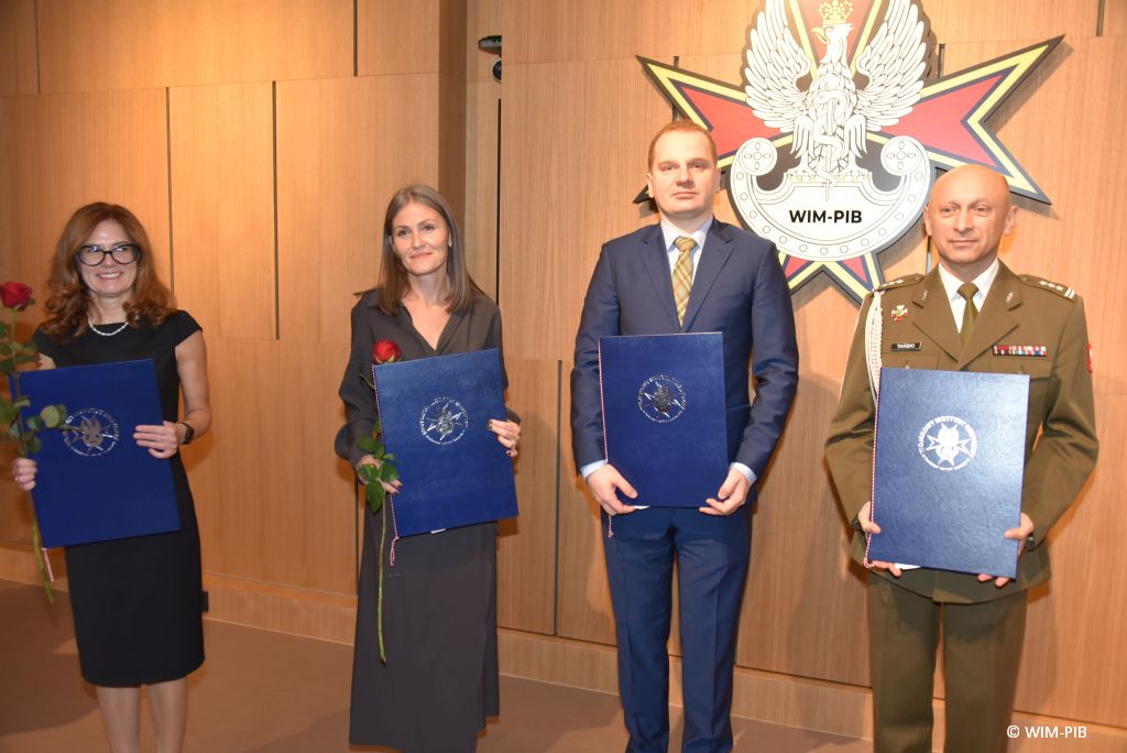 Relacja z Inauguracji Roku Akademickiego 2024/2025 w WIM-PIB. Zdjęcie grupowe doktorów habilitowanych z dyplomami.