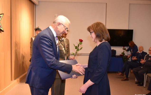 Relacja z Inauguracji Roku Akademickiego 2024/2025 w WIM-PIB. Wręczanie dyplomu doktora.