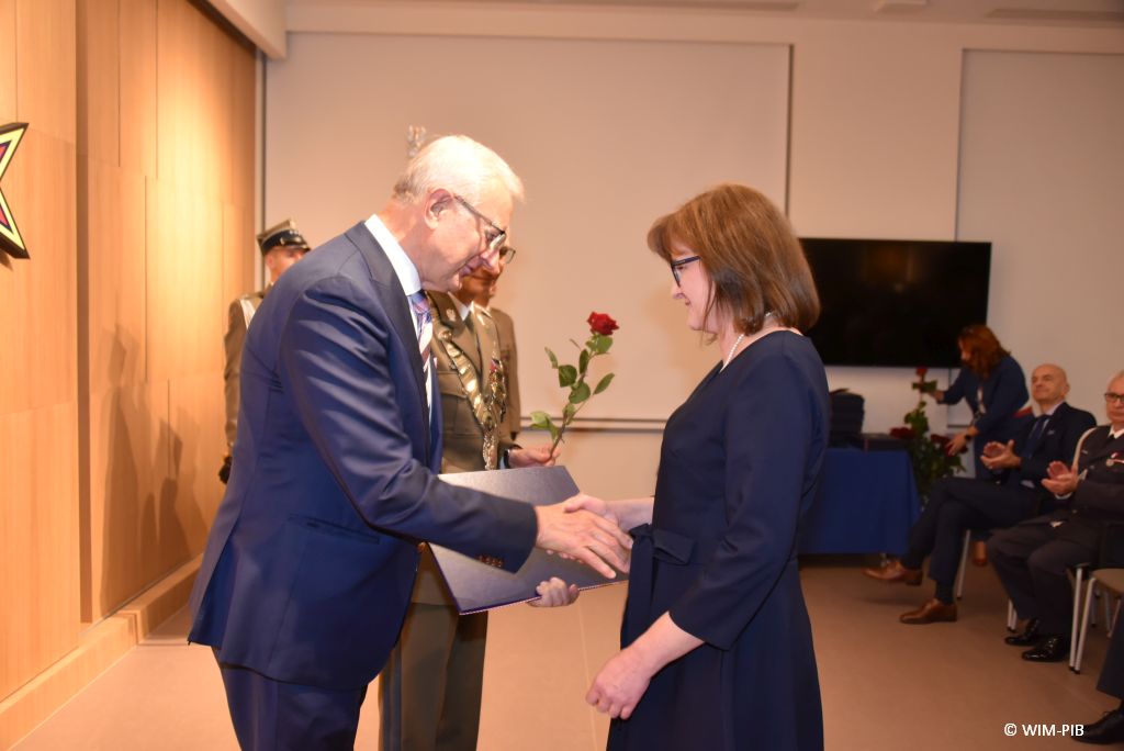 Relacja z Inauguracji Roku Akademickiego 2024/2025 w WIM-PIB. Wręczanie dyplomu doktora.