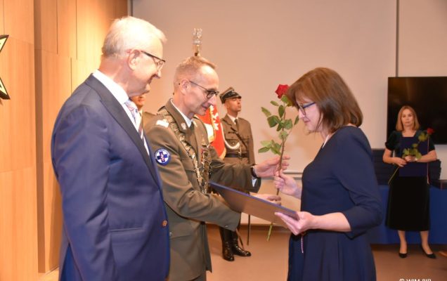 Relacja z Inauguracji Roku Akademickiego 2024/2025 w WIM-PIB. Wręczanie dyplomu doktora.