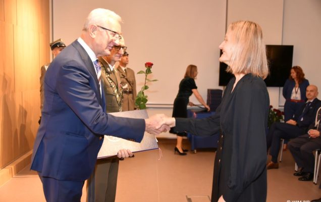 Relacja z Inauguracji Roku Akademickiego 2024/2025 w WIM-PIB. Wręczanie dyplomu doktora.