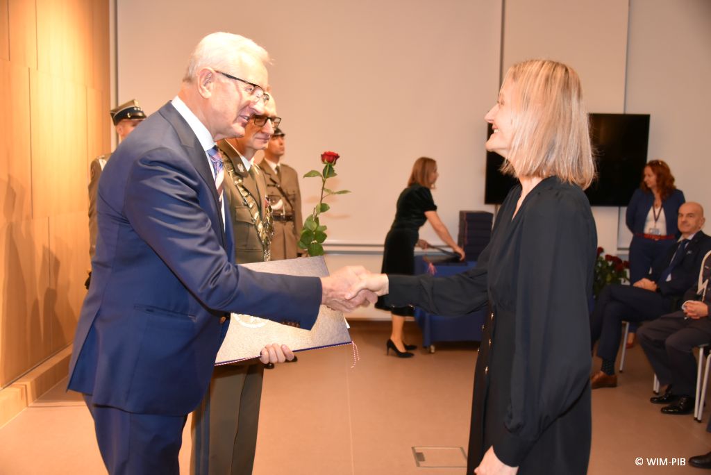 Relacja z Inauguracji Roku Akademickiego 2024/2025 w WIM-PIB. Wręczanie dyplomu doktora.