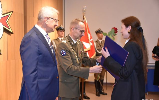 Relacja z Inauguracji Roku Akademickiego 2024/2025 w WIM-PIB. Wręczanie dyplomu doktora.