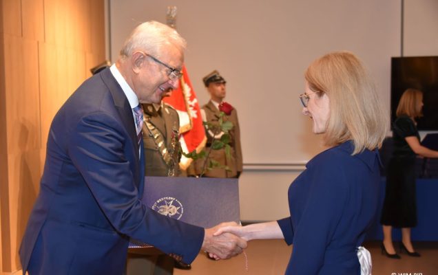 Relacja z Inauguracji Roku Akademickiego 2024/2025 w WIM-PIB. Wręczanie dyplomu doktora.