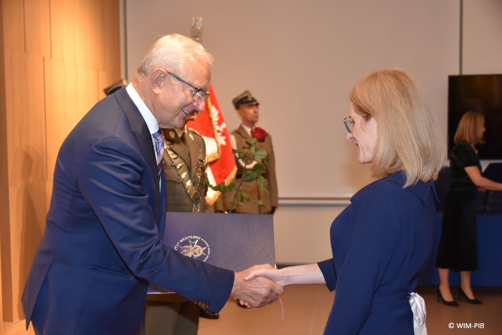 Relacja z Inauguracji Roku Akademickiego 2024/2025 w WIM-PIB. Wręczanie dyplomu doktora.