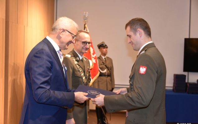 Relacja z Inauguracji Roku Akademickiego 2024/2025 w WIM-PIB. Wręczanie dyplomu doktora.