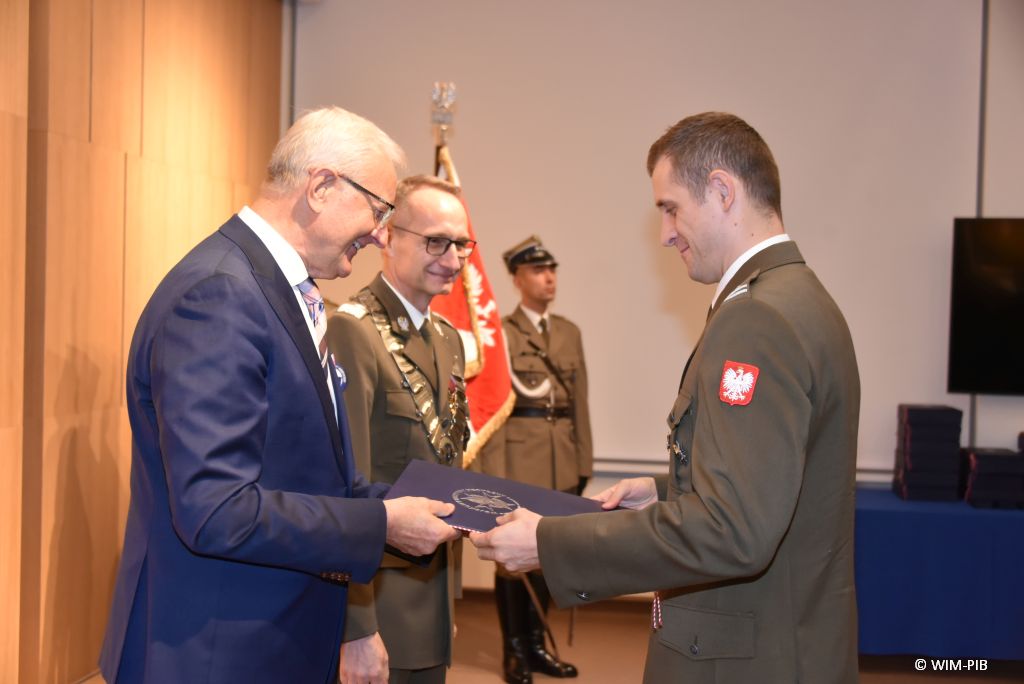 Relacja z Inauguracji Roku Akademickiego 2024/2025 w WIM-PIB. Wręczanie dyplomu doktora.