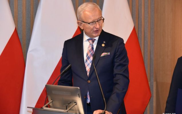 Relacja z Inauguracji Roku Akademickiego 2024/2025 w WIM-PIB. Wręczanie dyplomu.