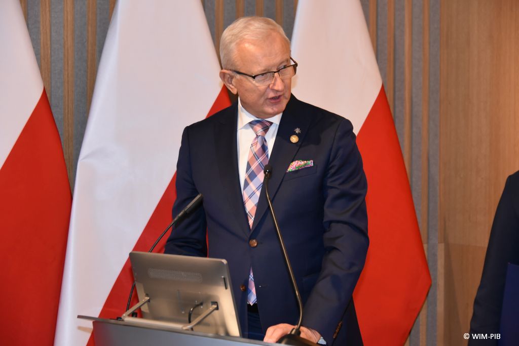 Relacja z Inauguracji Roku Akademickiego 2024/2025 w WIM-PIB. Wręczanie dyplomu.