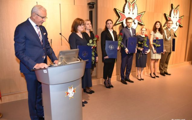 Relacja z Inauguracji Roku Akademickiego 2024/2025 w WIM-PIB. Wręczanie dyplomu.