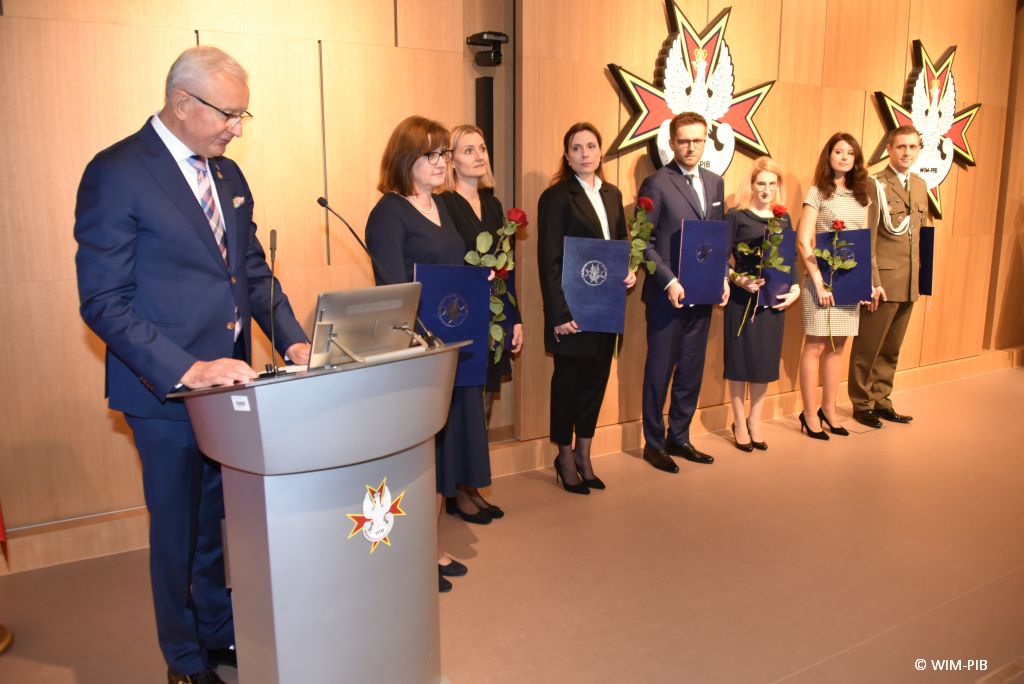 Relacja z Inauguracji Roku Akademickiego 2024/2025 w WIM-PIB. Wręczanie dyplomu.