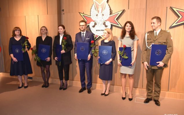 Relacja z Inauguracji Roku Akademickiego 2024/2025 w WIM-PIB. Zdjęcie grupowe doktorów z dyplomami.