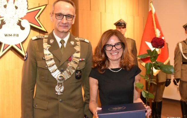 Relacja z Inauguracji Roku Akademickiego 2024/2025 w WIM-PIB. Wręczanie dyplomu.