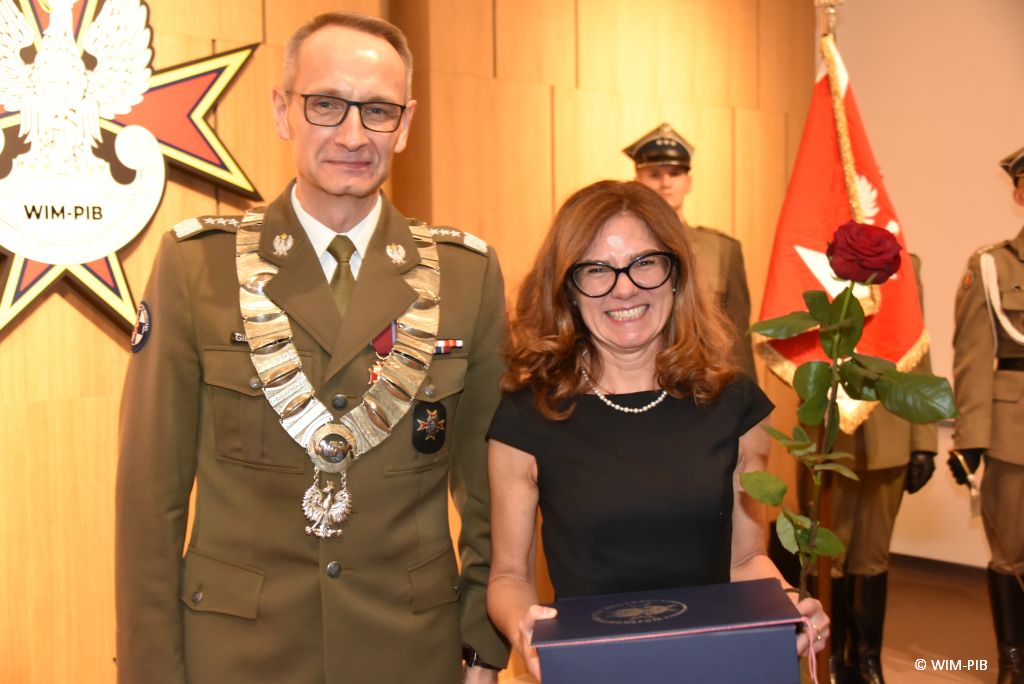 Relacja z Inauguracji Roku Akademickiego 2024/2025 w WIM-PIB. Wręczanie dyplomu.