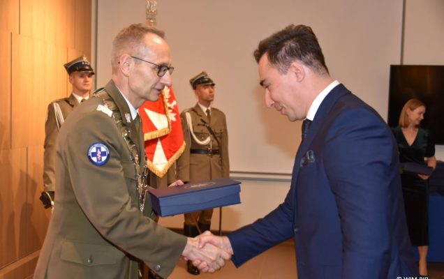 Relacja z Inauguracji Roku Akademickiego 2024/2025 w WIM-PIB. Wręczanie dyplomu.