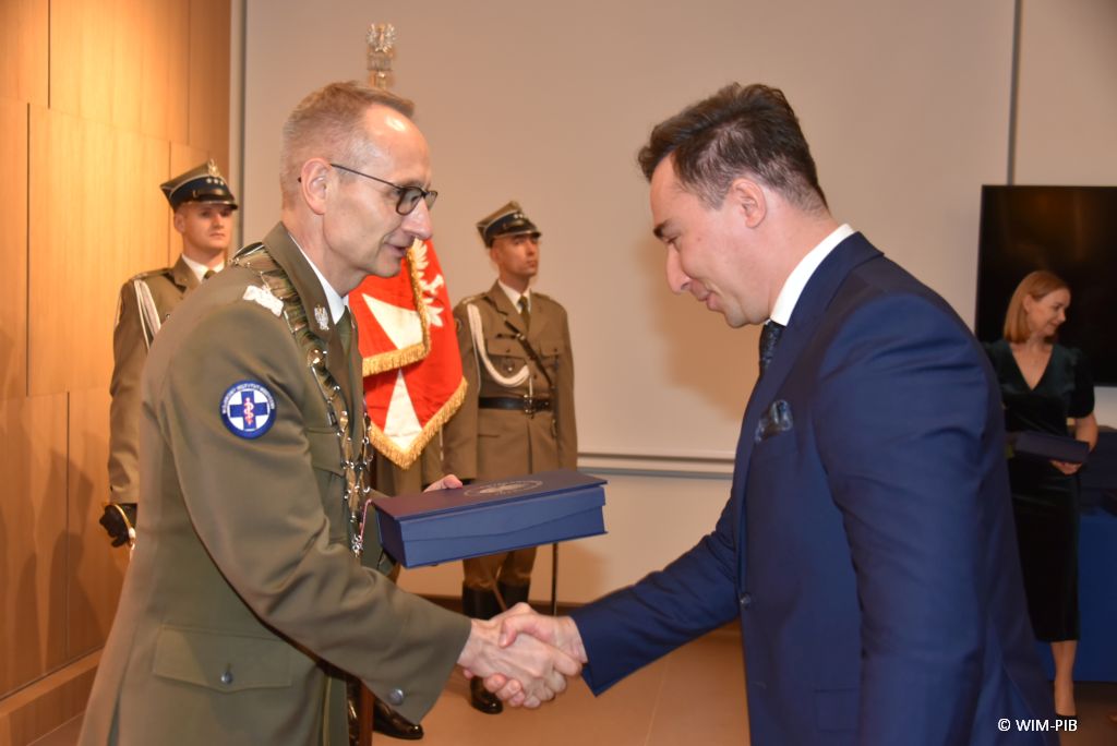 Relacja z Inauguracji Roku Akademickiego 2024/2025 w WIM-PIB. Wręczanie dyplomu.