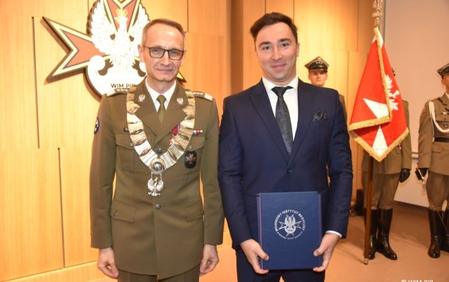 Relacja z Inauguracji Roku Akademickiego 2024/2025 w WIM-PIB. Wręczanie dyplomu.