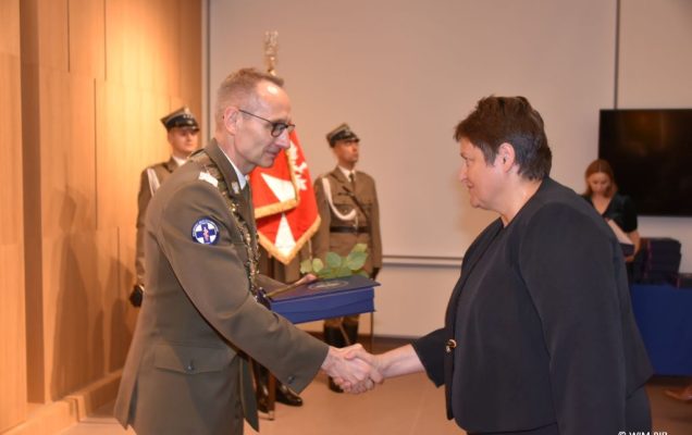 Relacja z Inauguracji Roku Akademickiego 2024/2025 w WIM-PIB. Wręczanie dyplomu.