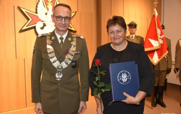 Relacja z Inauguracji Roku Akademickiego 2024/2025 w WIM-PIB. Wręczanie dyplomu.