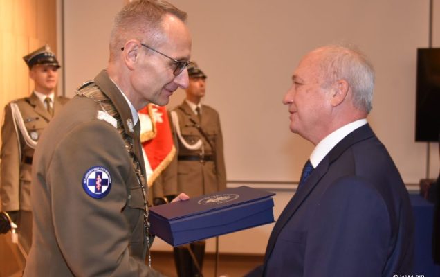 Relacja z Inauguracji Roku Akademickiego 2024/2025 w WIM-PIB. Wręczanie dyplomu.