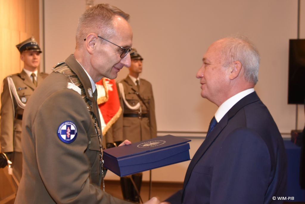 Relacja z Inauguracji Roku Akademickiego 2024/2025 w WIM-PIB. Wręczanie dyplomu.