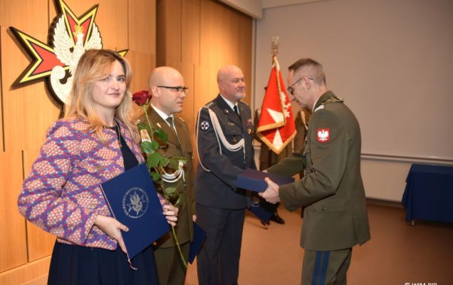 Relacja z Inauguracji Roku Akademickiego 2024/2025 w WIM-PIB. Wręczanie dyplomu.